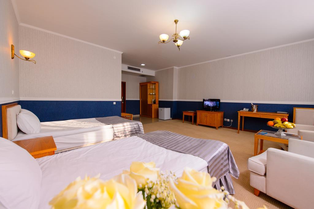 O Azamat Hotel Astana Ngoại thất bức ảnh