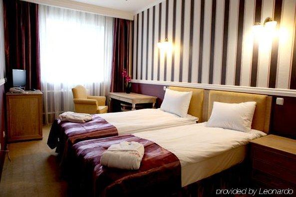 O Azamat Hotel Astana Phòng bức ảnh