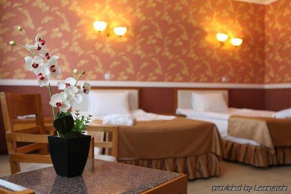 O Azamat Hotel Astana Phòng bức ảnh